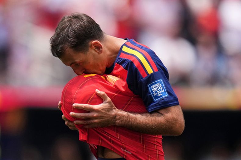 Mikel Oyarzábal celebra tras anotar un gol para España en el partido contra Austria por los 16vos de final del Mundial, el jueves 2 de julio de 2026, en Inglewood, California. (AP Foto/Jae C. Hong)