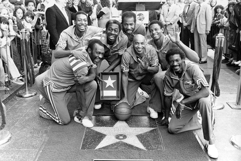 ARCHIVO - El equipo de los Harlem Globetrotters devela su estrella en el Paseo de la Fama de Hollywood, en Los Ángeles, el 19 de enero de 1982. De izquierda a derecha: Billy Hobley, Dallas Thornton, Hubert Geese Ausbie, Nate Branch, Fred Curly Neal, Robert Paige y Larry Gator Rivers. (AP Foto/Lennox McLendon, archivo)