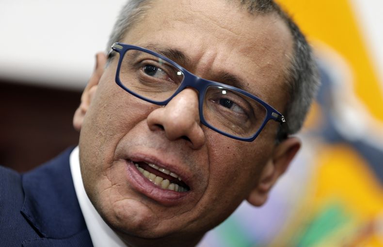ARCHIVO - El exvicepresidente de Ecuador, Jorge Glas, durante una entrevista en su despacho, en Quito, Ecuador, el 12 de septiembre de 2017. La Relatora Especial de Naciones Unidas sobre la Tortura, Alice Edwards, expresó el jueves 14 de noviembre de 2024 su preocupación por las condiciones en las que está detenido el exvicepresidente, pues incumplirían parámetros internacionales. (AP Foto/Dolores Ochoa, Archivo)
