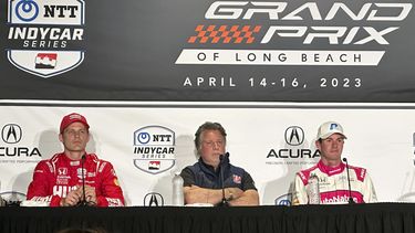 De izquierda a derecha, Marcus Ericsson, Michael Andretti y Kyle Kirkwood escuchan preguntas en una conferencia de prensa realizada el sábado 15 de abril de 2023, en Long Beach, California (AP Foto/Jenna Fryer)