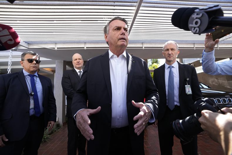ARCHIVO - El expresidente brasileño Jair Bolsonaro habla con la prensa frente a su residencia después de un allanamiento policial, Brasilia, 3 de mayo de 2023. Un juicio en el tribunal electoral supremo de Brasil iniciado el jueves 22 de junio de 2023 podría torpedear el futuro político de Bolsonaro, de 68 años, al inhabilitarlo para la función pública por ocho años. (AP Foto/Eraldo Peres, File)