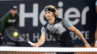 Alexander Zverev devuelve ante Laslo Djere en la final del Abierto de Europa en Hamburgo, el domingo 30 de julio de 2023. (Frank Molter/dpa vía AP)