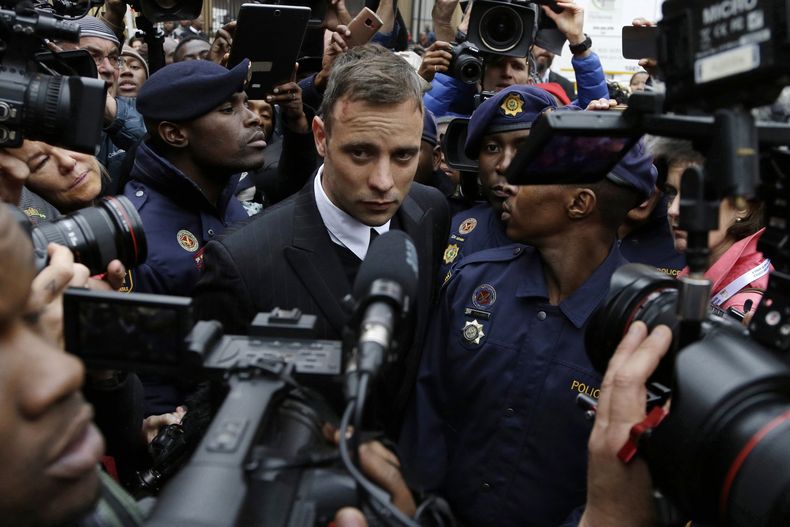 ARCHIVO - Foto del 14 de junio del 2016, Oscar Pistorius sale del Tribunal en Pretoria, Sudáfrica durante el juicio por el asesinato de su novia. El jueves 4 de enero del 2024, Pistorius saldrá en libertad condicional el viernes y tendrá que cumplir un fuerte control. (AP Foto/Themba Hadebe, Archivo)