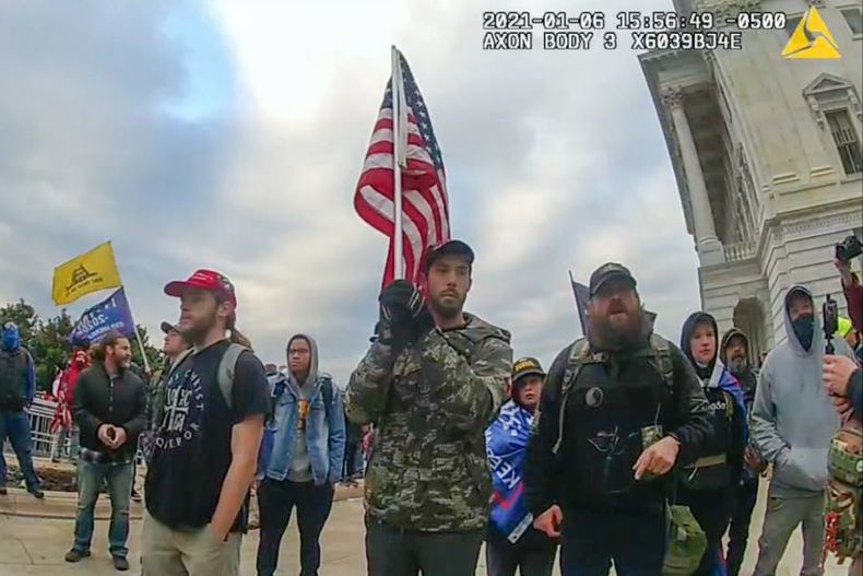 Christopher Michael Alberts (d) le grita a Policías del Capitolio durante la insurrección del 6 de enero de 2021. Foto tomada video suministrada por el Departamento de Justicia (Departamento de Justicia via AP)