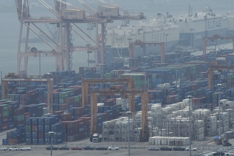 Grúas y contenedores en un puerto de Pyeongtaek, Corea del Sur, el martes 8 de julio de 2025. (AP Foto/Ahn Young-joon)