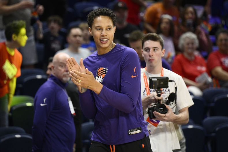 La pivote Brittney Griner, del Mercury de Phoenix, camina en la cancha antes del partido contra Myhstics de Washington, en la NBA de Mujeres, en Washington, el viernes 16 de junio de 2023. (AP Foto/Nick Wass)
