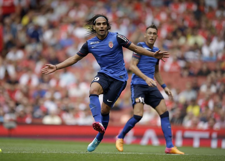 El jugador del M&oacute;naco, Radamel Falcao, realiza una jugada en un partido contra Valencia por la Copa Emirates el s&aacute;bado, 2 de agosto de 2014, en Londres.  (AP Photo/Matt Dunham)