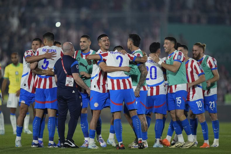 Los futbolistas de Paraguay celebran la victoria de su equipo sobre Brasil al final de un partido de fútbol clasificatorio para la Copa Mundial de la FIFA 2026 en el Estadio Defensores del Chaco, en Asunción, Paraguay, el martes 10 de septiembre de 2024. (AP Foto/Jorge Sáenz)