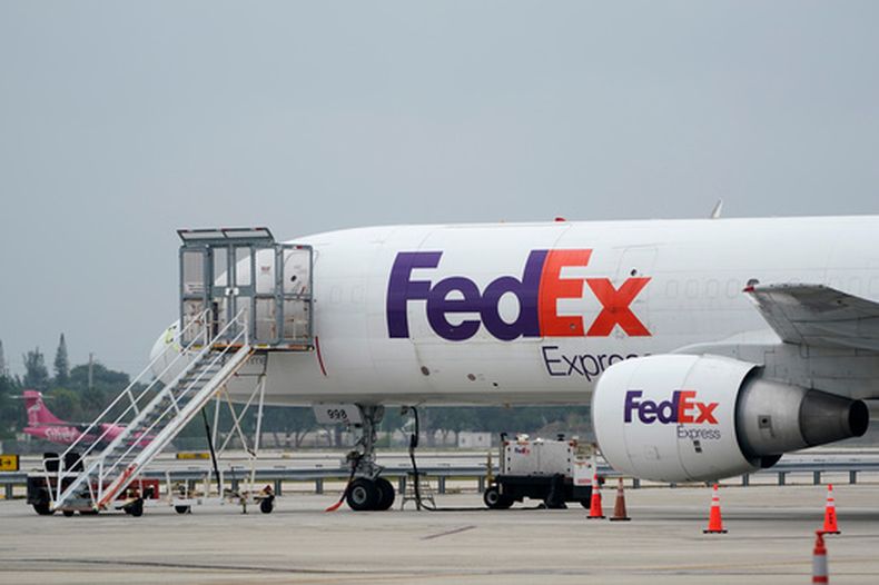 Un avión de carga de FedEx en el Aeropuerto Internacional de Fort Lauderdale-Hollywood, el 20 de abril del 2021. (AP foto/Wilfredo Lee)
