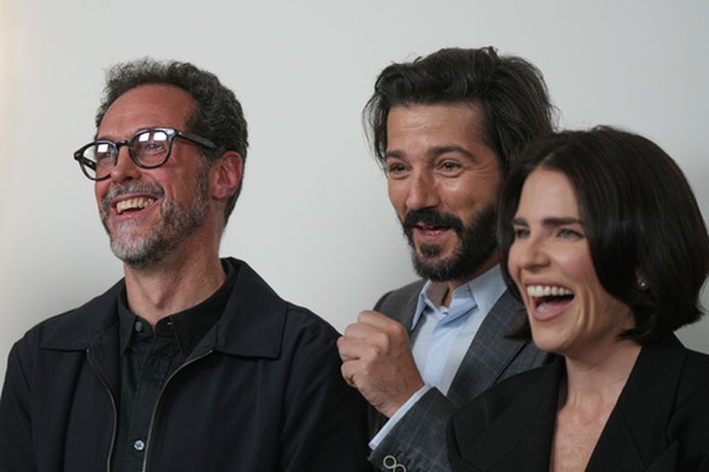 De izquierda a derecha, el director mexicano Gabriel Ripstein, el actor Diego Luna y Karla Souza posan para una foto durante la alfombra roja de la película México 86 en la Ciudad de México, el jueves 28 de mayo de 2026. (Foto AP/Fernando Llano)