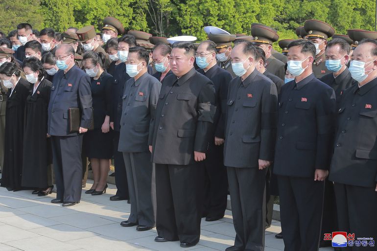 Kim Jong Un acude a un funeral entre temores por COVID-19