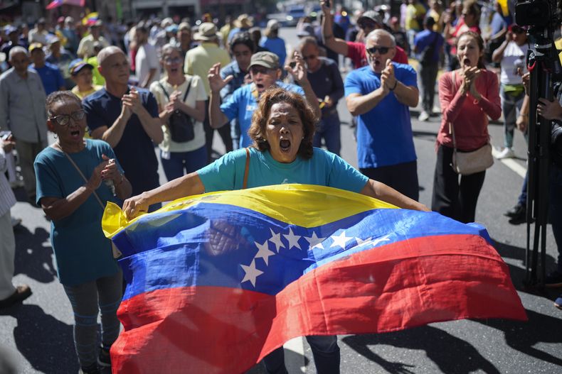Opositores al presidente venezolano Nicolás Maduro protestan el día antes de su toma de posesión para un tercer mandato en Caracas, Venezuela, el jueves 9 de enero de 2025. (AP Foto/Matías Delacroix)