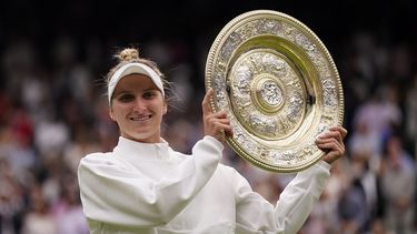 Marketa Vondrousova alza su trofeo luego de vencer a Ons Jabeur en la final femenina de Wimbledon, en Londres, el sábado 15 de julio de 2023. (AP Foto/Alberto Pezzali)