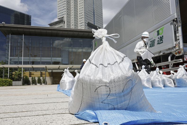 Tierra de Fukushima descontaminada pero ligeramente radiactiva en la oficina del primer ministro japonés en Tokio el 19 de julio del 2025. (Kyodo News via AP)