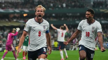Harry Kane festeja con Jude Bellingham, su compañero de Inglaterra, tras convertir un penal ante México en los octavos de final de la Copa del Mundo, el domingo 5 de julio de 2026 (AP Foto/Eduardo Verdugo)