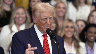 El presidente Donald Trump habla antes de firmar una orden ejecutiva que prohíbe a las atletas transgénero competir en eventos deportivos de mujeres o niñas, en la Sala Este de la Casa Blanca, el miércoles 5 de febrero de 2025, en Washington. (AP foto/Alex Brandon)