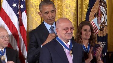 obama entrega medalla presidencial a eduardo padron