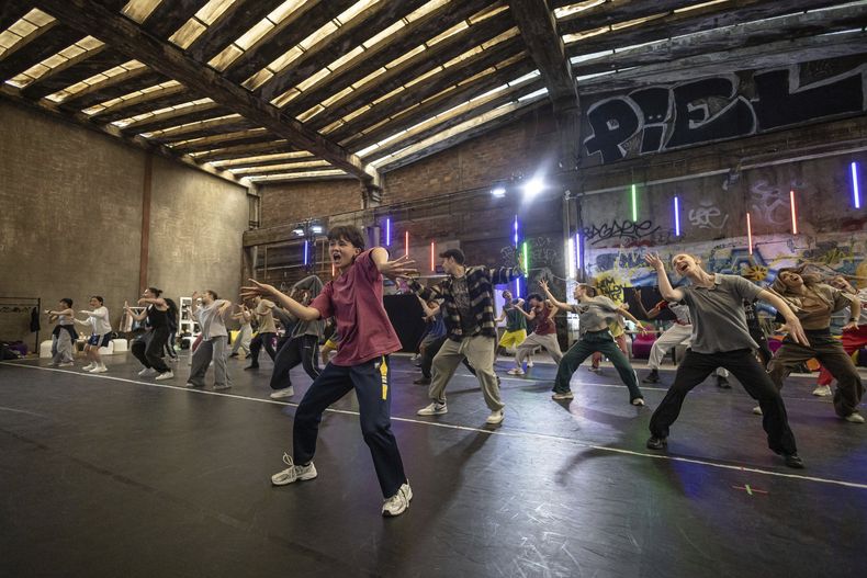 Un grupo de bailarines que participarán en la ceremonia inaugural de los Juegos Olímpicos participan en un ensayo, el viernes 7 de junio de 2024, en Saint-Denis. (AP Foto/Aurelien Morissard)