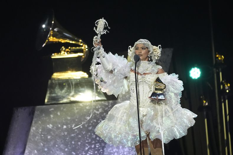 Sierra Ferrell recibe el premio a la mejor interpretación de american roots por Lighthouse durante la 67ª entrega anual de los premios Grammy el domingo 2 de febrero de 2025 en Los Ángeles. (Foto AP/Chris Pizzello)