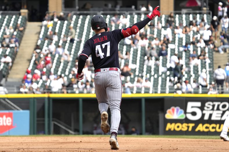 En foto del 17 de septiembre Edouard Julien de los Mellizos de Minnesota celebra recorriendo las bases tras batear un jonrón de tres carreras en el encuentro ante los Medias Blancas en Chicago. (AP Foto/Nam Y. Huh)