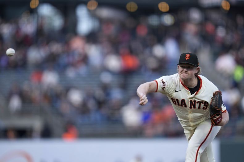 Logan Webb, pitcher de los Gigantes de San Francisco, hace un lanzamiento en el duelo del jueves 18 de abril de 2024, ante los Diamondbacks de Arizona (AP Foto/Godofredo A. Vásquez)