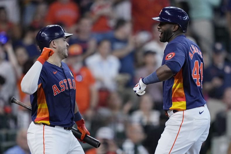 El cubano Yordan Álvarez de los Astros de Houston celebra con el dominicano Yainer Díaz su jonrón en la cuarta entrada ante los Reales de Kansas City el domingo 1 de septiembre del 2024. (AP Foto/Kevin M. Cox)