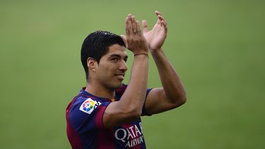 americateve | El uruguayo Luis Su&aacute;rez, del Barcelona, saluda a la multitud antes del trofeo amistoso Joan Gamper entre Barcelona y Le&oacute;n en el Camp Nou, en Barcelona, Espa&ntilde;a, el lunes 18 de agosto de 2014. M&aacute;s de un mes despu&eacute;s de anun