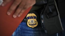 ARCHIVO – Un agente de deportación de Operaciones de Detención y Remoción de la oficina de campo del Servicio de Inmigración y Control de Aduanas en Nueva York realiza una sesión informativa previa a una operación matutina, el martes 17 de diciembre de 2024, en el barrio del Bronx en Nueva York. (AP Photo/Julia Demaree Nikhinson, Archivo)
