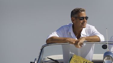 ARCHIVO - George Clooney llega a Venecia, Italia, en un bote taxi para el 65º Festival de Cine de Venecia, el martes 26 de agosto de 2008. (Foto AP/Joel Ryan, archivo)