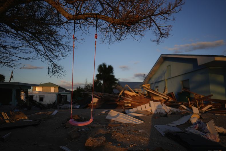 Un columpio infantil aún cuelga en un árbol, rodeado por escombros de iviendas desruidas por el huracán Milton, en Cayo Manasota, Florida, el sábado 12 de octubre de 2024. (AP Foto/Rebecca Blackwell)