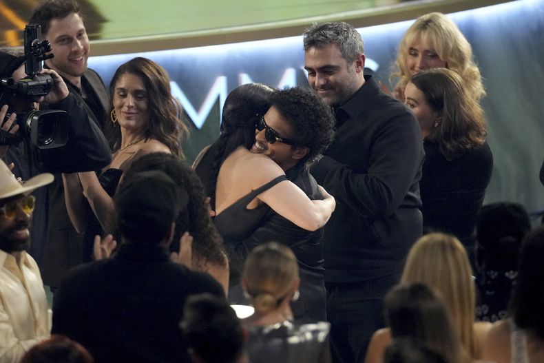 Lady Gaga, izquierda, y Bruno Mars se abrazan al ganar el premio a la mejor interpretación de un dúo o grupo pop por Die With A Smile durante la 67ª entrega anual de los premios Grammy el domingo 2 de febrero de 2025 en Los Ángeles. (Foto AP/Chris Pizzello)