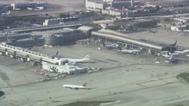 americateve | Policía de Miami-Dade en el aeropuerto para examinar el paquete sospechoso.