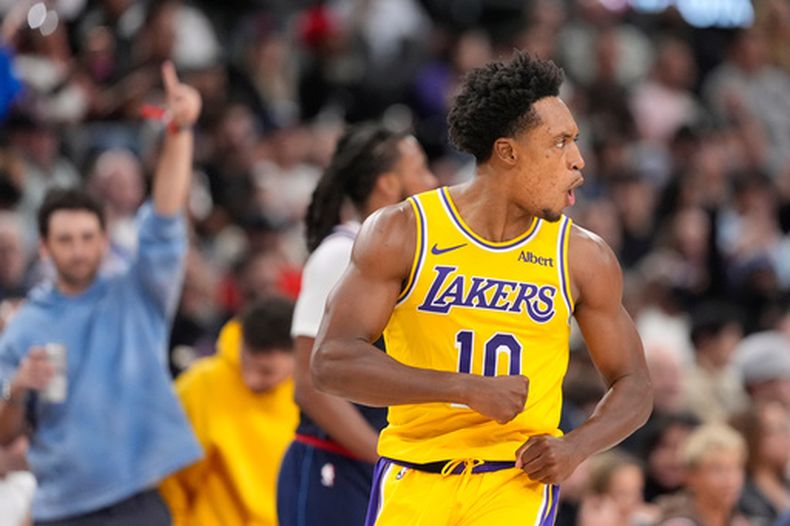 Collin Sexton, de los Lakers de Los Ángeles, festeja trsa encestar ante los Clippers de la misma ciudad el miércoles 28 de octubre de 2026 (AP Foto/Mark J. Terrill)