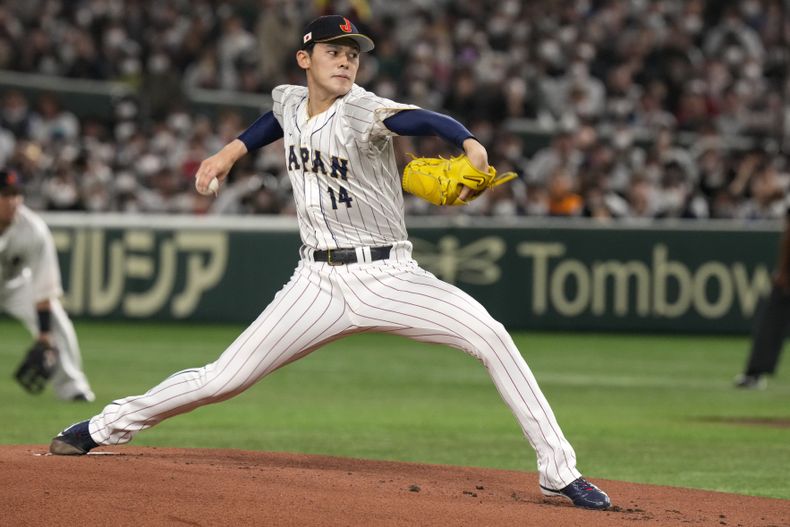 ARCHIVO - El japonés Roki Sasak lanza durante un juego del Grupo B contra la República Checa en el Clásico Mundial de Béisbol en el Tokyo Dome, Japón, el sábado 11 de marzo de 2023. (AP Foto/Eugene Hoshiko, Archivo)