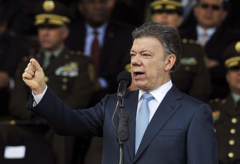 En esta foto del 6 de noviembre de 2013 el presidente de Colombia Juan Manuel Santos habla durante una graduaci&oacute;n de cadetes de la polic&iacute;a en Bogot&aacute;, Colombia. Santos anunci&oacute; el mi&eacute;rcoles 20 de noviembre de 2013 que busc