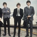 ARCHIVO - The Beatles, de izquierda a derecha, John Lennon, George Harrison, Ringo Starr y Paul McCartney llegan a Liverpool, Inglaterra el 10 de julio de 1964, para el estreno de su película A Hard Days Night. La última canción de los Beatles con John, Paul, George y Ringo titulada Now and Then fue lanzada el 2 de noviembre de 2023 gracias al uso de inteligencia artificial. (Foto AP, archivo)