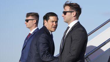 El secretario de Estado estadounidense Marco Rubio, en el centro, aborda un avión el sábado 1 de febrero de 2025 en la Base Conjunta Andrews, Maryland, en ruta a Panamá. (AP Foto/Mark Schiefelbein, foto compartida)