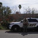 Un miembro de la policía del condado Pima se ve junto a su vehículo ante la casa de Nancy Guthrie el martes 10 de febrero de 2026 en Tucson, Arizona. (AP Foto/Ty ONeil)