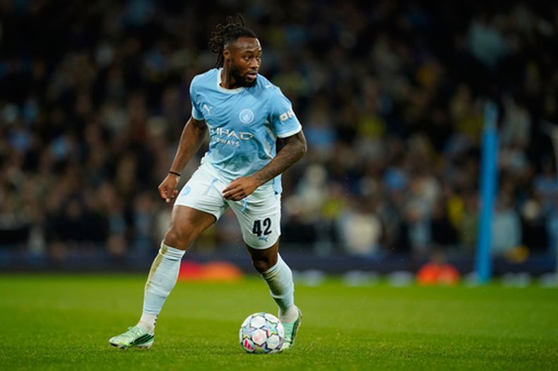 Antoine Semenyo del Manchester City durante el partido contra el Paris Saint-Germain en la Liga de Campeones, el miércoles 14 de octubre de 2026, en Manchester. (AP Fhoto/Dave Thompson)