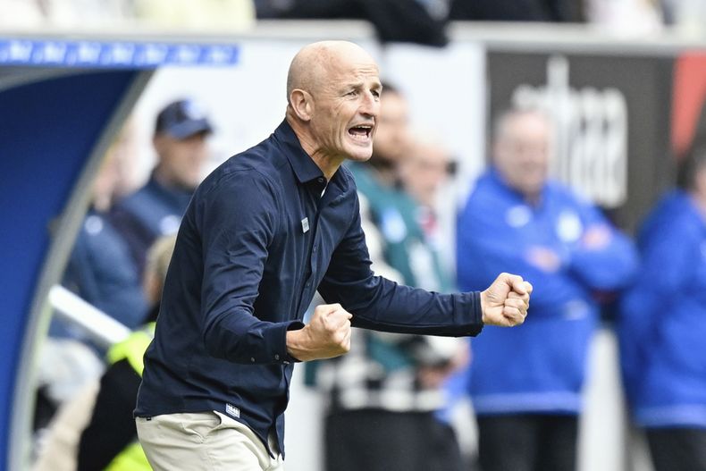El técnico de Bochum Peter Zeidler durante el partido contra Hoffenheim en Bundesliga, el sábado 19 de octubre de 2024, en Sinsheim. (Uwe Anspach/dpa vía AP)