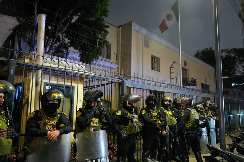 Policías montan guardia en la embajada mexicana en Lima el lunes 3 de noviembre de 2025, tras el anuncio del gobierno peruano de la ruptura de relaciones diplomáticas con México. Ello ocurrió después de que este país concediera asilo a la ex primera ministra peruana Betssy Chávez, quien enfrenta cargos relacionados con el intento de golpe de Estado de 2022. (AP Foto/Martín Mejía)