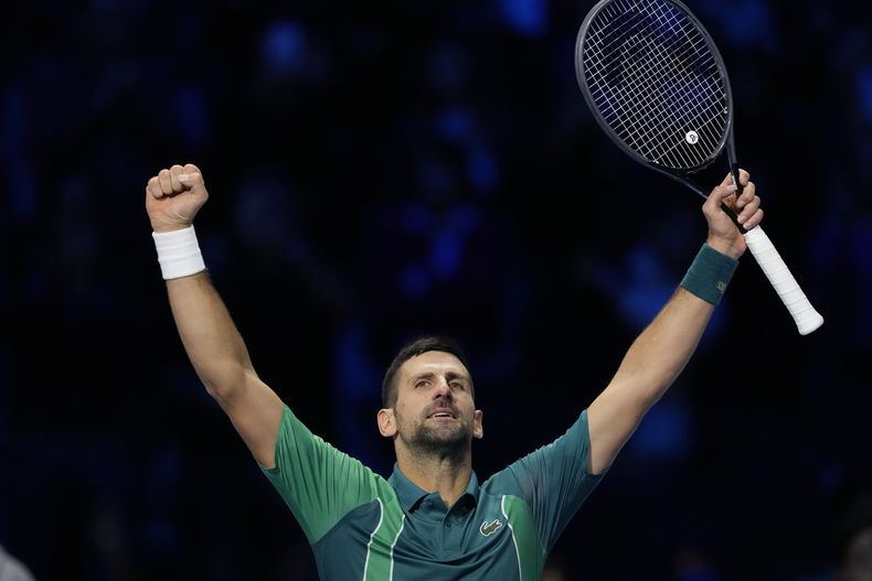 El serbio Novak Djokovic celebra después de vencer en partido individual al danés Holger Rune, en el torneo que pone fin a la temporada, Finales de la ATP, en Pala Alpitour, en Turín, Italia, la madrugada del lunes 13 de noviembre de 2023. (AP Foto/Antonio Calanni)