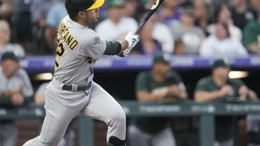 El dominicano Ramón Laureano pega un doble de dos carreras en el juego del sábado 29 de julio de 2023 ante los Rockies de Colorado (AP Foto/David Zalubowski)