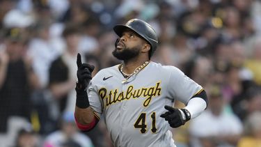 ARCHIVO - El dominicano Carlos Santana festeja luego de conectar un jonrón de dos carreras en el tercer inning del encuentro del lunes 24 de julio de 2023 ante los Padres de San Diego (AP Foto/Gregory Bull, archivo)