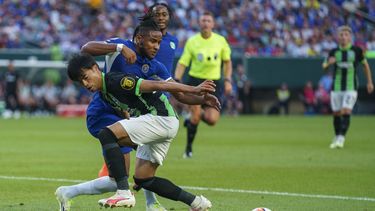Kaoru Mitoma (izquierda) pierde el control del balón ante Christopher Nkunku (derecha) de Chelsea en un partido amistoso, el sábado 22 de julio de 2023, en Filadelfia. (AP Foto/Chris Szagola)