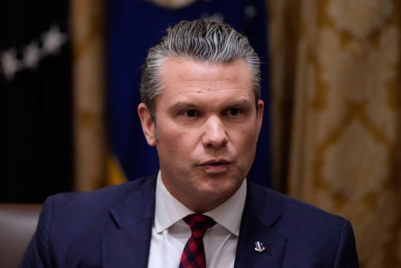 El secretario de Defensa estadounidense Pete Hegseth en la Casa Blanca en Washington, el 2 de diciembre del 2025. (AP foto/Julia Demaree Nikhinson)