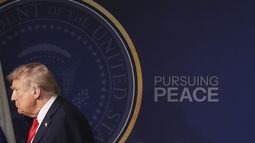 El presidente de Estados Unidos, Donald Trump, baja del estrado tras una conferencia de prensa conjunta con su homólogo ruso, Vladímir Putin, en la Base Conjunta Elmendorf-Richardson, Alaska, el 15 de agosto de 2025. (AP Foto/Jae C. Hong)