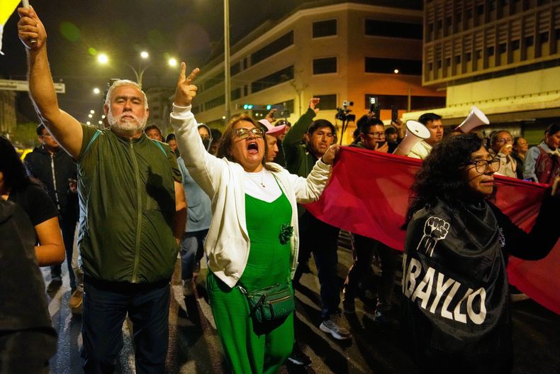 Manifestantes antigubernamentales celebran frente al Congreso en Lima, Perú, el viernes 10 de octubre de 2025, cuando el Congreso peruano votó a favor de destituir a Dina Boluarte como presidenta (Foto AP/Martín Mejía)
