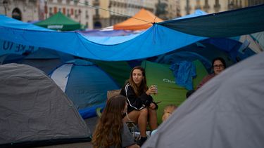 Manifestantes acampan durante una protesta en la plaza de la Puerta del Sol tras el desahucio el miércoles anterior de una mujer de 87 años, conocida popularmente como Maricarmen, para pedir leyes más fuertes para proteger a los inquilinos en Madrid, España, el lunes 28 de septiembre de 2026. (AP Foto/Manu Fernández)