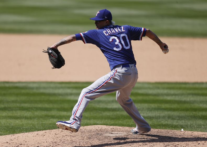 ARCHIVO - Foto del 16 de agosto del 2020, el relevista de los Rangers de Texas trabaja en la séptima entrada ante los Rockies de Colorado. (AP Foto/David Zalubowski, Archivo)
